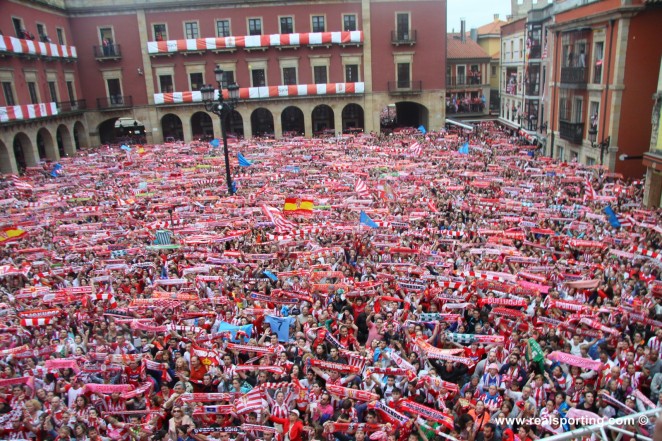 FichajesRSG's tweet photo. Imágenes de Gijón en riguroso directo, tras conocerse la noticia de que la venta del Sporting al grupo @orlegi se llevará a cabo el 24 de Junio. https://t.co/w57bLr85mr