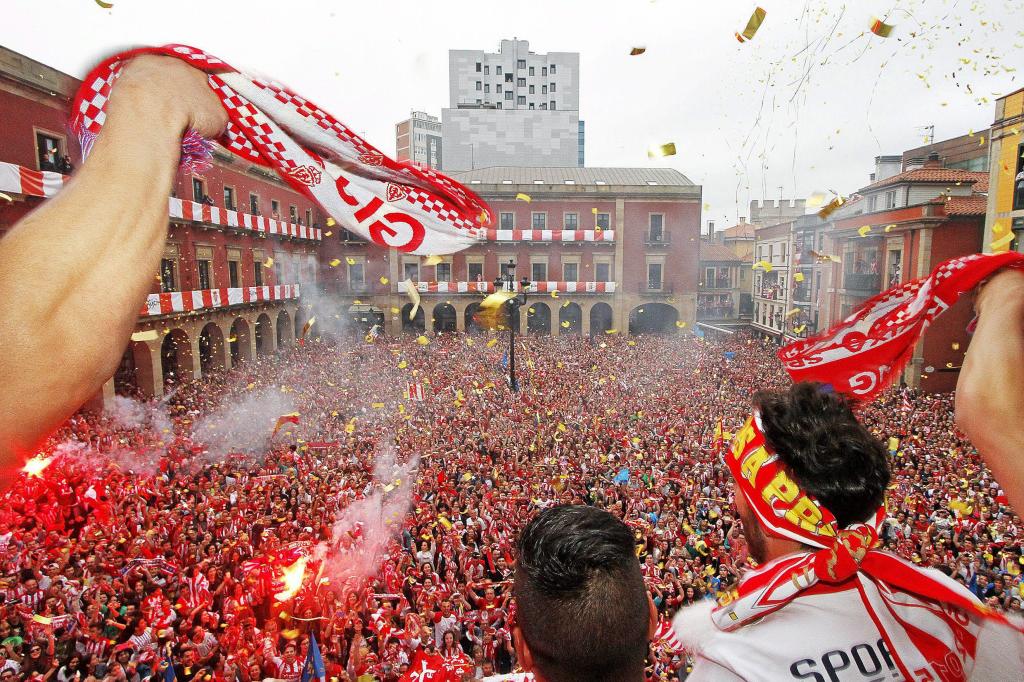 FichajesRSG's tweet photo. Imágenes de Gijón en riguroso directo, tras conocerse la noticia de que la venta del Sporting al grupo @orlegi se llevará a cabo el 24 de Junio. https://t.co/w57bLr85mr