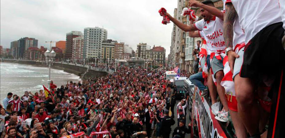 FichajesRSG's tweet photo. Imágenes de Gijón en riguroso directo, tras conocerse la noticia de que la venta del Sporting al grupo @orlegi se llevará a cabo el 24 de Junio. https://t.co/w57bLr85mr