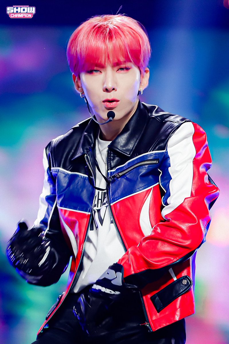 go5raeshine's tweet photo. Kihyun's jacket and Wonho's pants look like they came from the same set https://t.co/ajHHpvBCRl