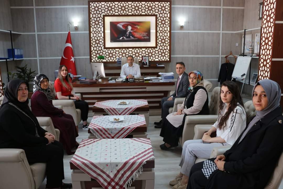 Duraganhem's tweet photo. Sayın Kaymakamımız Ahmet TOZLU Halk Eğitimi Merkezi Müdürlüğümüz bünyesinde çalışan usta öğreticilerimize görevlerinde göstermiş oldukları başarıların yanı sıra; düzenlenen yıl sonu sergisinde göstermiş oldukları çalışmalardan dolayı Teşekkür Belgesi takdim etti. https://t.co/CWkxMf1wj1