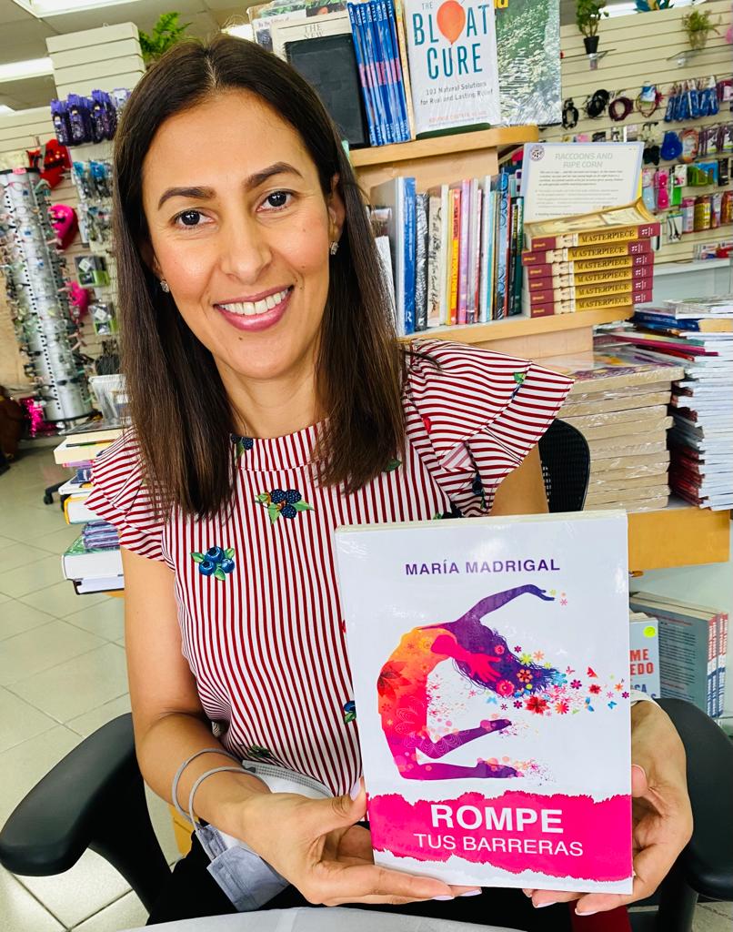 Granmorrison's tweet image. Firma de libros con María Madrigal. Autora de "Rompe tus Barreras" en @Granmorrison vía España.