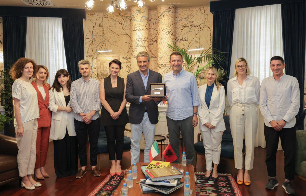 erionveliaj's tweet photo. Kënaqësi shumë e veçantë qe i dhurojme Çelësin e Tiranës🗝, Presidentit te “Coca-Cola Bottling Shqipëria”, Luca Busi - një shok, një koleg, një bashkëpunëtor i mire dhe një italo🇮🇹-shqiptar🇦🇱 shembullor, qe drejton një nga kompanitë më prestigjioze në Tiranë❤️. https://t.co/mEXZdEUdl3