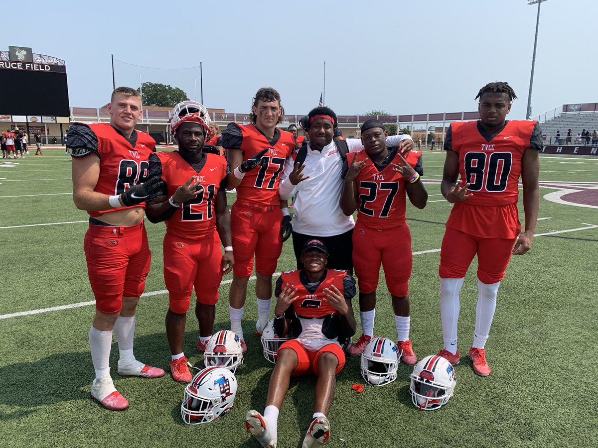 CoachLeoHunt's tweet photo. Thank you god for allowing me to be in this position since I was 18 years old. You blessed me with many memories and I can’t wait to see what the next 25 years hold!!!! ITS COACH BIRTHDAY TODAY 😮‍💨🤝‼️ #25moretogo https://t.co/IazPv8n4aT