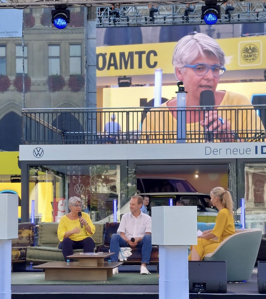 KralMarcella's tweet photo. #wienerelektrotage: Wir sind als @OEAMTC mit 2 Messeständen vertreten 😇 Ich durfte zusammen mit meinem Kollegen einen Ein- und Ausblick über die #Elektromobilität geben. Wir freuen uns auch am Freitag über zahlreiche Besucher:innen! https://t.co/APXdwuCuQa