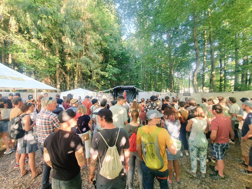 FreiburgNews's tweet photo. Das Schmittner Openair hat eine neue Bühne: Die Waldbühne. Bei der spektakulären Show von Yann Elvis Bohr sah sie so aus: https://t.co/RMcdsU1Y5J