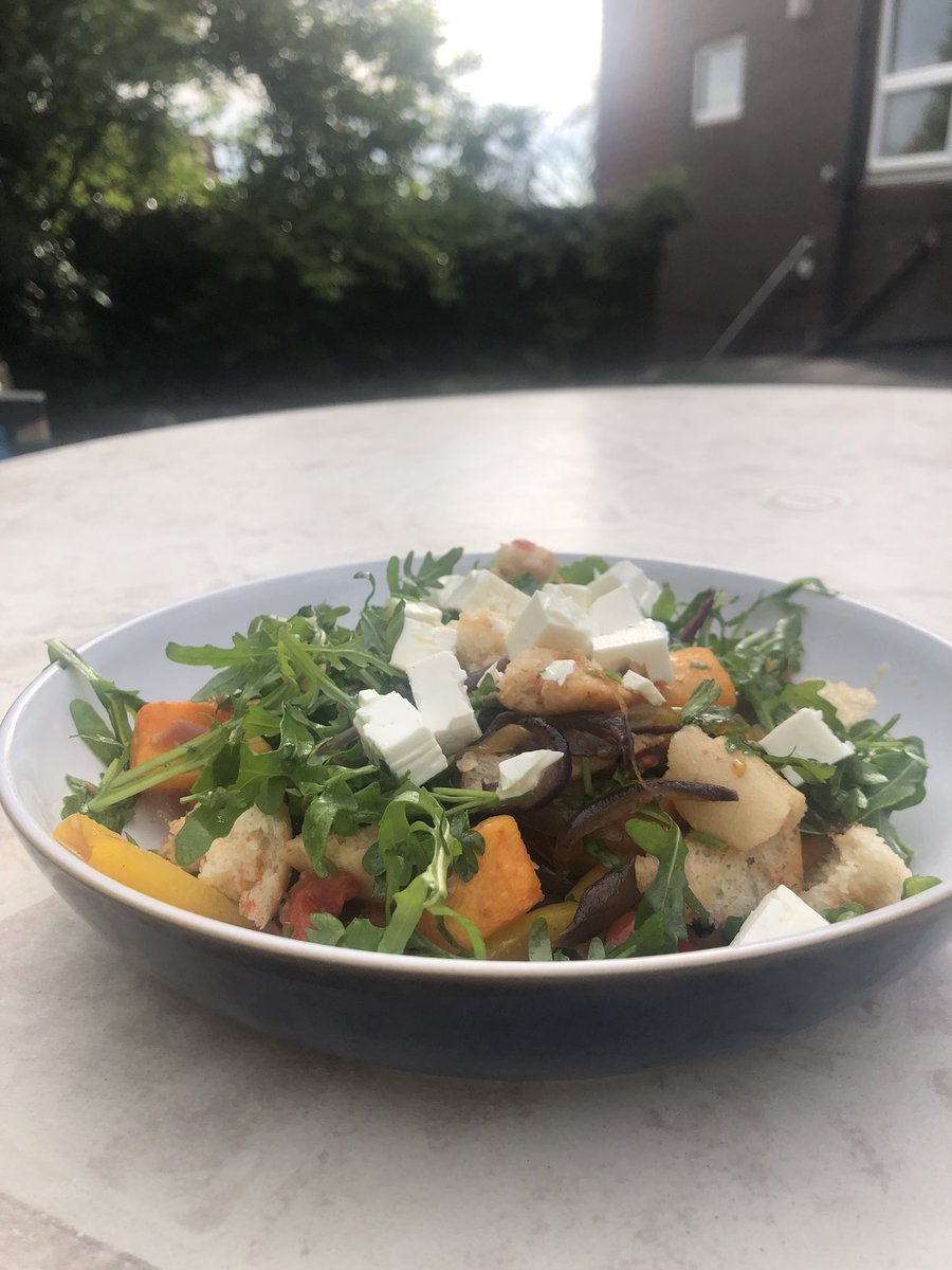 NaomiPMaynard's tweet photo. Finishing off a day of talking about good food with good food #Salading https://t.co/V7ChYD6WjD