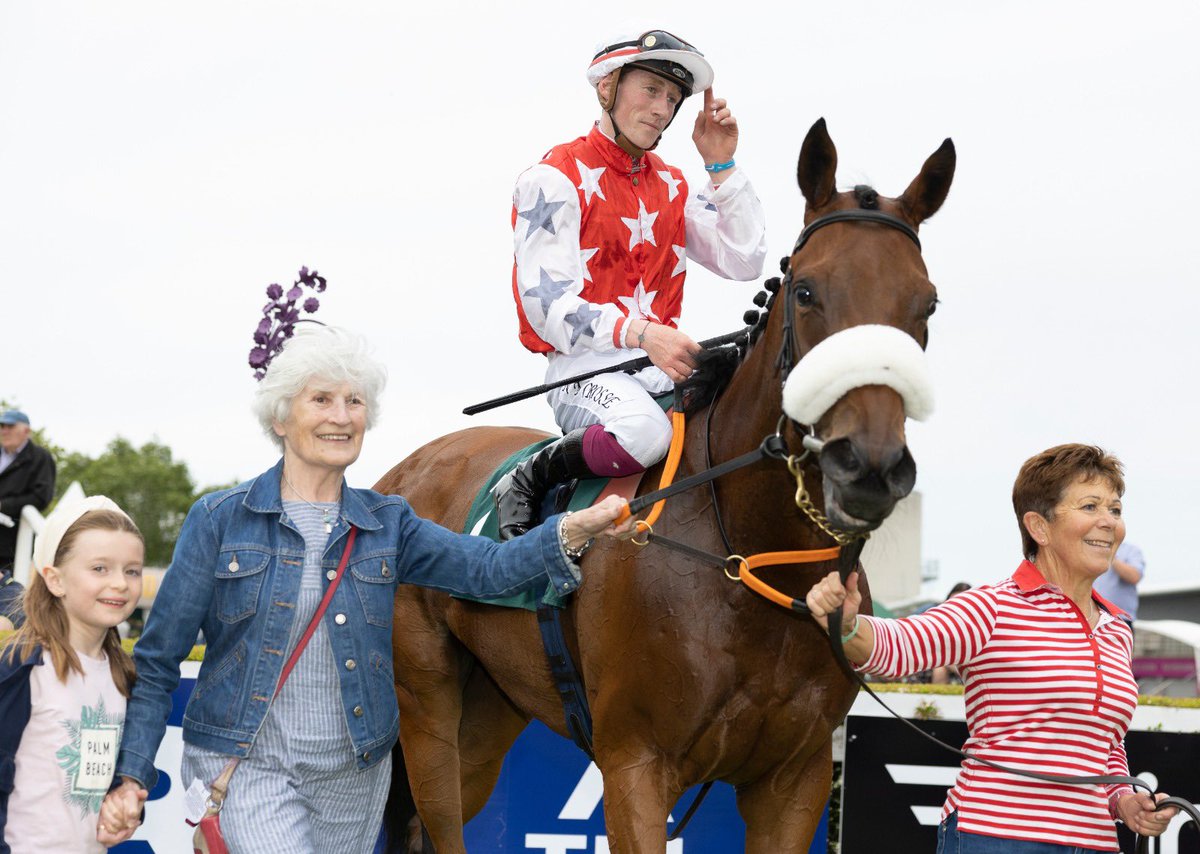 ‘Morning Approach’ trained by @williemccreery1 with @Nathan_crosse onboard takes ‘The Racing With Pride Handicap’ 🏳️‍🌈 here at Leopardstown. 👏🏻 Congratulations To All Connections And All Involved @sagrassick