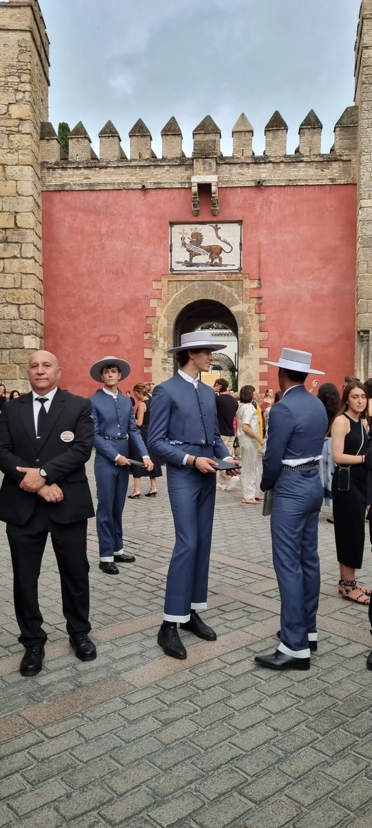 Sevilla_ON's tweet photo. Puesta de largo de Christian @Dior en el @SevillaAlcazar
con la visita de Maria Grazia @ChiaraFerragni, diseñadora de la firma.
#SevillaDeModa #SevillaHoy #TDSactualidad #Moda #ChristianDior #Patrimonio #Tendencias #Tradicion https://t.co/C2LnVVMaJC
