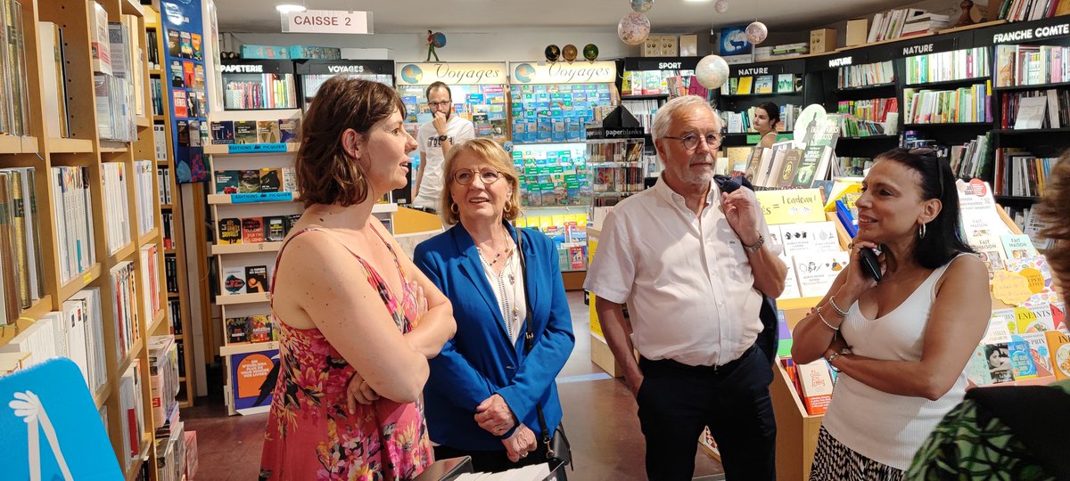 alexbruckert's tweet photo. Merci à @frebsamen, ancien Ministre, maire de Dijon, président de Dijon métropole, soutien @dbrulebois . Dimanche votons a la circonscription 1 du #Jura 
Visite pour le ❤️ de ville de Lons le Saunier avec l'enseigne #Atol et nos commerçants aidés durant la crise #covid https://t.co/YKCY03YBgw