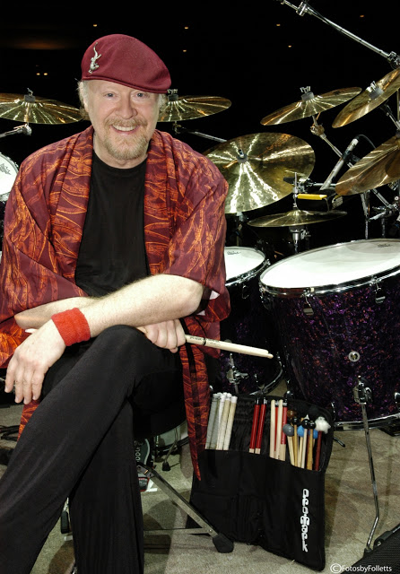 lacuevacultural's tweet photo. #Efemérides #LaCueva 16 de junio de 1954. Nace Doane Perry. Músico, compositor y autor estadounidense. De 1984 a 2011 fue baterista y percusionista de Jethro Tull y también ha aparecido en cientos de grabaciones que abarcan múltiples géneros en discos, cine y TV
#DoanePerry https://t.co/eXk4hzqlZW