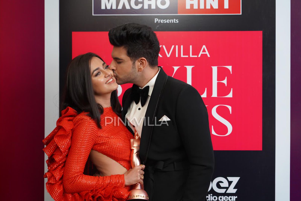 pinkvilla's tweet photo. Awww! #TejRan after winning the award tonight 😍😍

#tejran #tejasswiprakash #karankundrra #pinkvilla #pinkvillastyleicons #pinkvillastyleiconsawards @itsmetejasswi @kkundrra https://t.co/HNhA4tXF0N