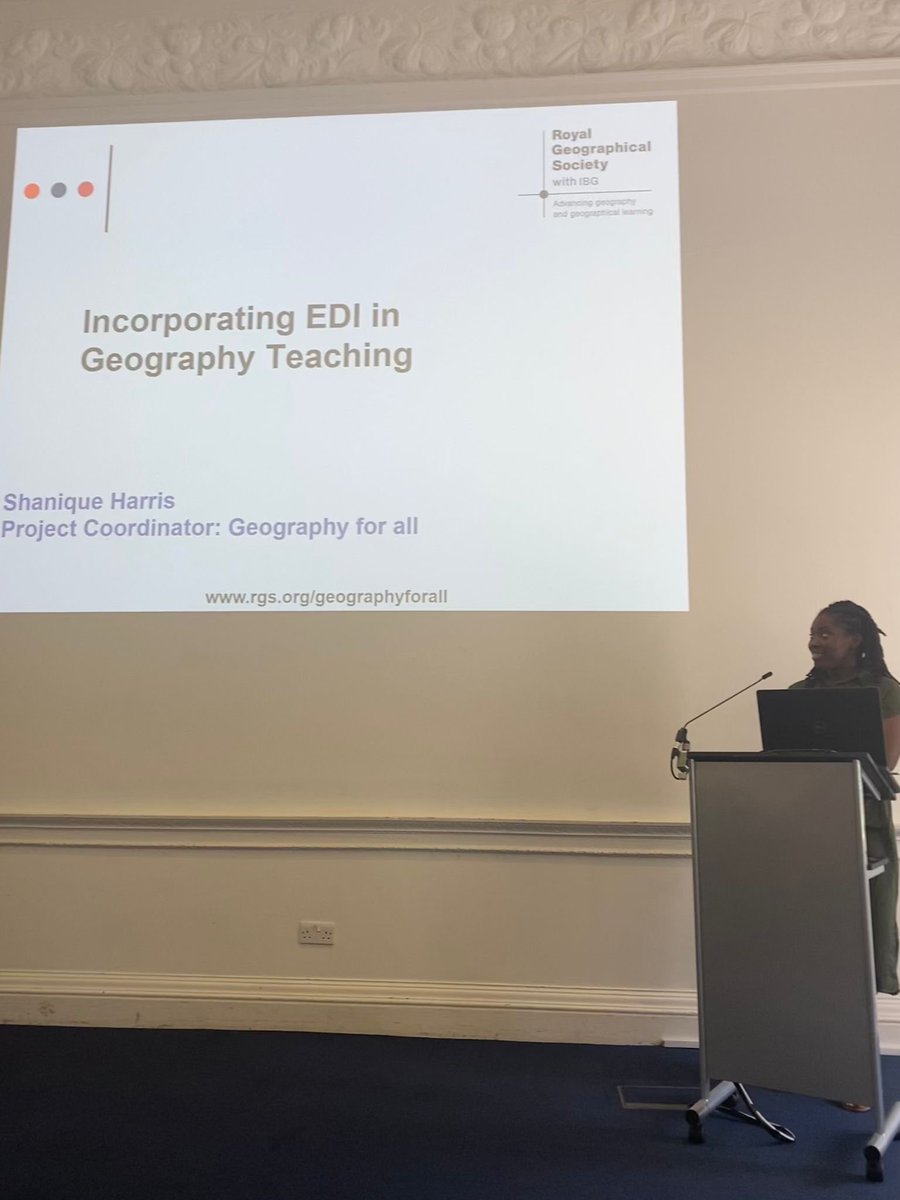 Amazing day for Decolonising Geography at <a href="/RGS_IBG/">Royal Geographical Society (with IBG)</a> <a href="/SteveBraceGeog/">Steve Brace</a> talking about how teachers can work towards decolonising their curricula. Keynote speakers included <a href="/jurassicg1rl/">Dr Anjana Khatwa</a> Malica Scott and our very own <a href="/rikjaz/">Tariq Jazeel</a> <a href="/GeogShanique/">Shanique Harris</a> 👏🌍