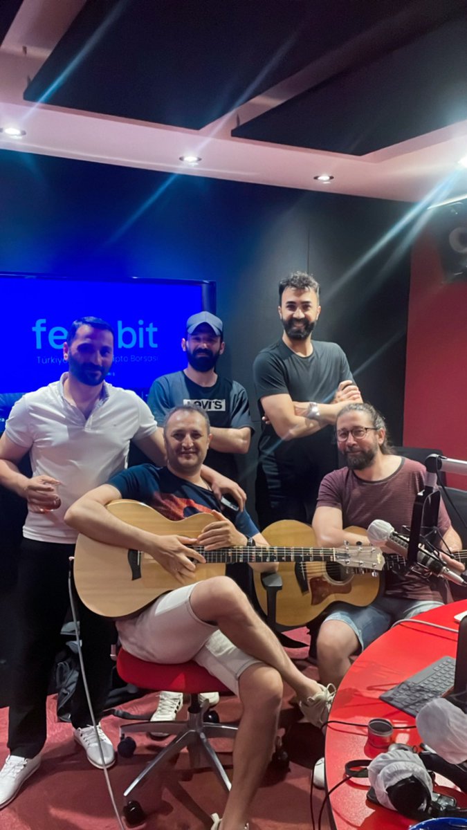 BAŞLIYORUUZ ! ♥️🎶 <a href="/kafaradyo/">Kafa Radyo</a> <a href="/Efla_tun/">Eflatun Official</a> <a href="/tanzergumus/">ömerg</a> <a href="/MertCanga/">Mert Çanga</a> 📸: <a href="/gozdelora/">Gözde Lora</a> 🌸
