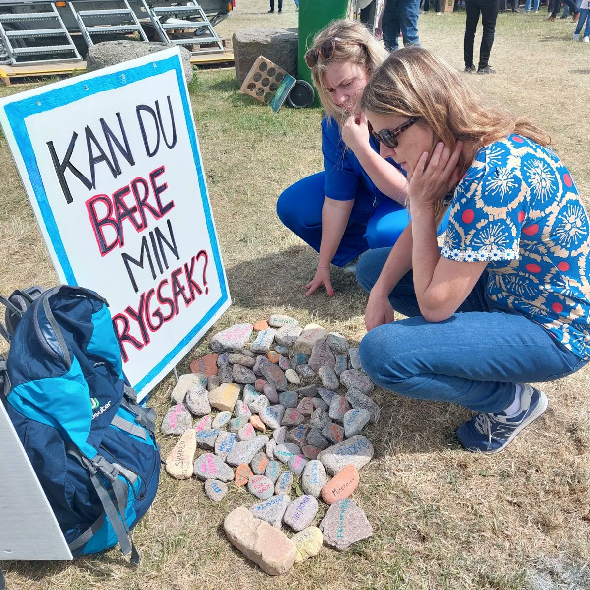 "Kan du bære min rygsæk?" Mange har heldigvis forsøgt i dag, og vi har haft mange gode snakke - bl.a. med <a href="/TrineTorp/">Trine Schøning Torp</a> og @IsabellaArendt . Tak for i dag <a href="/Folkemoedet/">Folkemødet #fmdk</a> #sporpåfolkemøde #dkpol #senfølgerafseksuelleovergreb