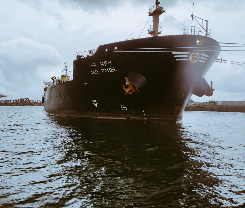 Dhivehidhariye1's tweet photo. 40,000 MT diesel consignment under Indian assistance reached Colombo today.
India continues to assist neighboring countries under neighborhood first policy.
#Oneindianocean 
#Baakeenuvey https://t.co/jNGGm4hIQw