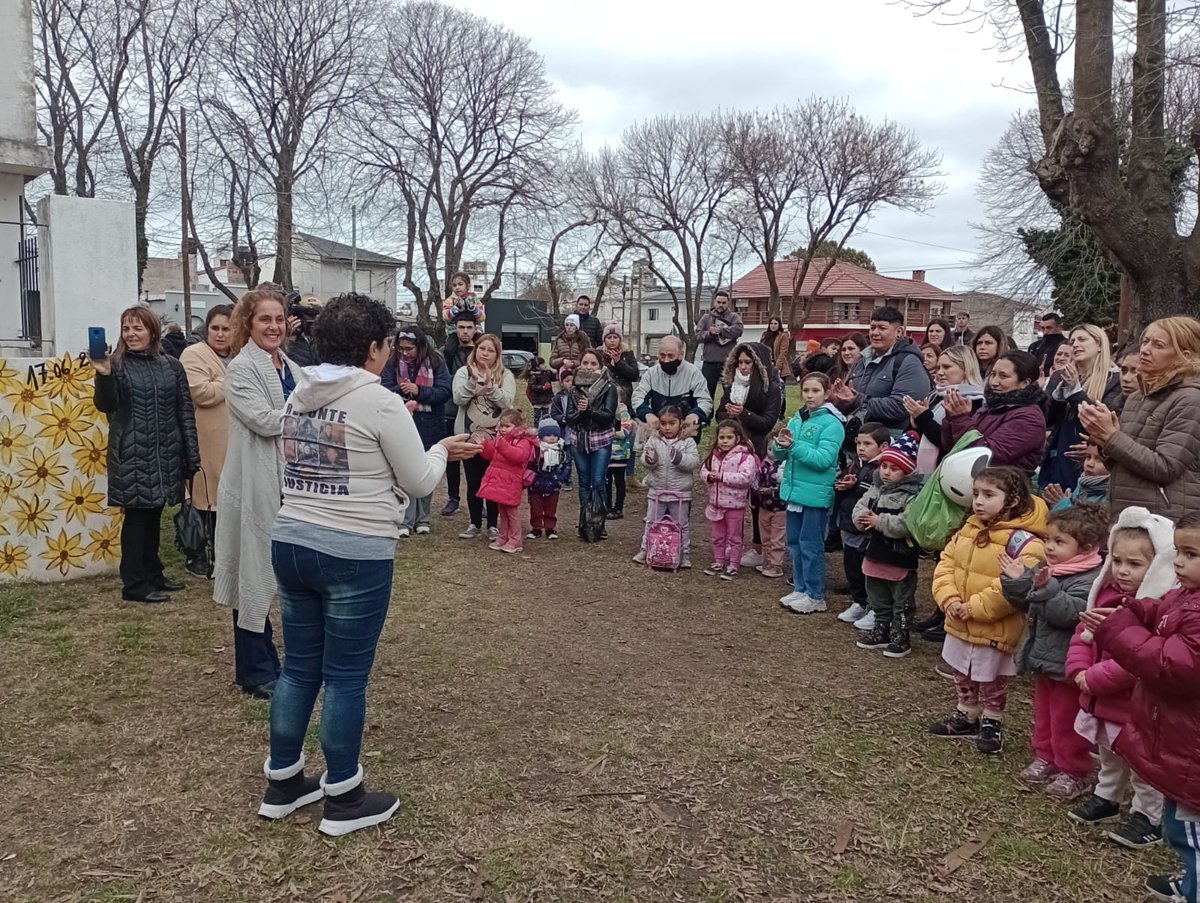 gabysanchez07's tweet photo. Gracias a toda la comunidad educativa y las autoridades del Jardín Municipal N1
SOS paredes hablan, cuenta la historia de los muchachos del Repunte, sus familiares estamos muy agradecidos
#RepuntePresente
#NingunHundimientoMas https://t.co/NVA9KYk0hN