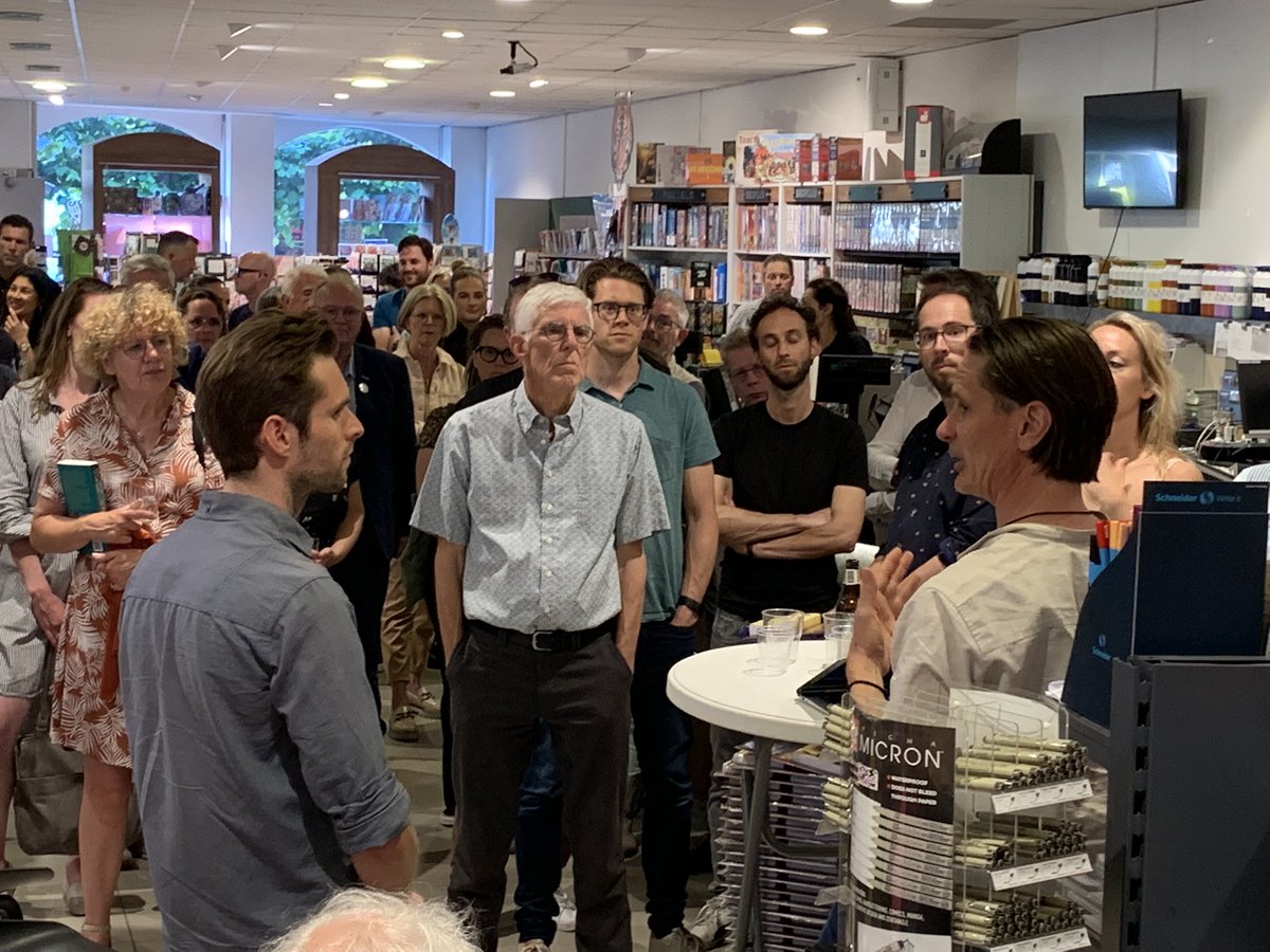 Warm (in meerdere opzichten) is het, zo’n presentatie van het boek De bus uit Mostar, van Rens Lieman en Gerben van t Hek. Gastheer: boekhandel Stumpel