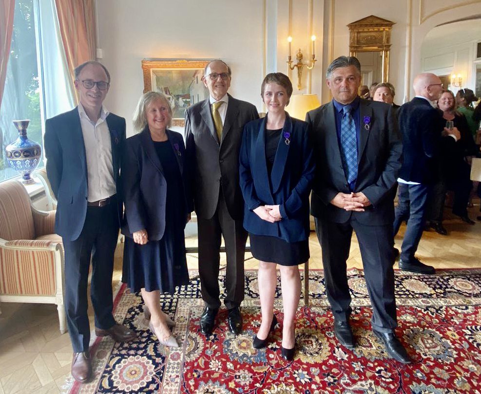 AmbaFr_Norge's tweet image. Felicitations à @FranckOrban, @grobmo, Geir Uvsløkk et Kjerstin Aukrust qui se sont vu remettre les insignes de Chevalier de l’Ordre des Palmes académiques pour leur travail sur la littérature française, leur participation à la coopération 🇫🇷🇳🇴norvégienne et le podcast @FForklart