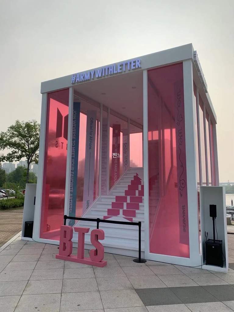 Amae7_7's tweet photo. Who remembers writing their #ARMYWITHLETTER 💌 🙋🏼‍♀️ I wonder what happened to them? Maybe they’ll have to time read them now. 😭 I do recall letters flying all over the place though. 😫 @BTS_twt https://t.co/Azi4cq3wvG