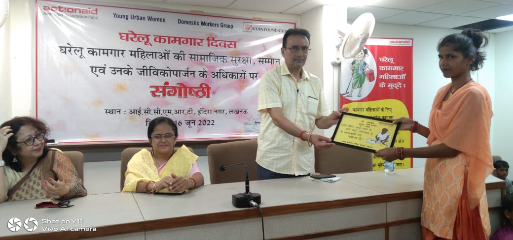 VigyanF's tweet photo. We would like to thank all the domestic workers &amp; govt stakeholders for participating in the seminar.
Let's pledge to treat our domestic staff with dignity, pay fair wages, say no to discrimination&amp; handhold them for seeking social security.
@IamSandeepKhare @ActionAidIndia @ilo https://t.co/sUq0G1vEzL