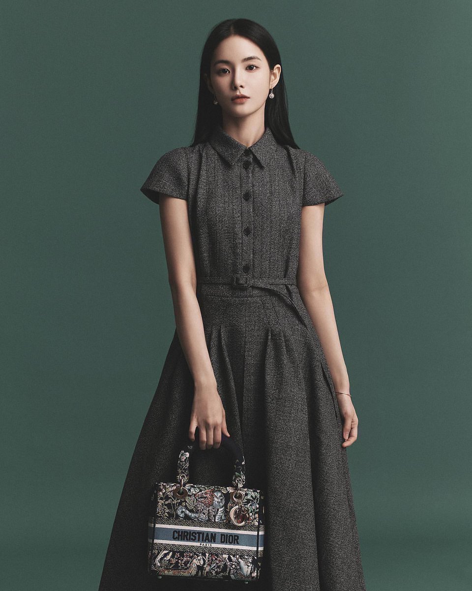 hongsuzu's tweet photo. Officially rocking the DIOR 2023 Collection. https://t.co/nhoJdgeMEI
