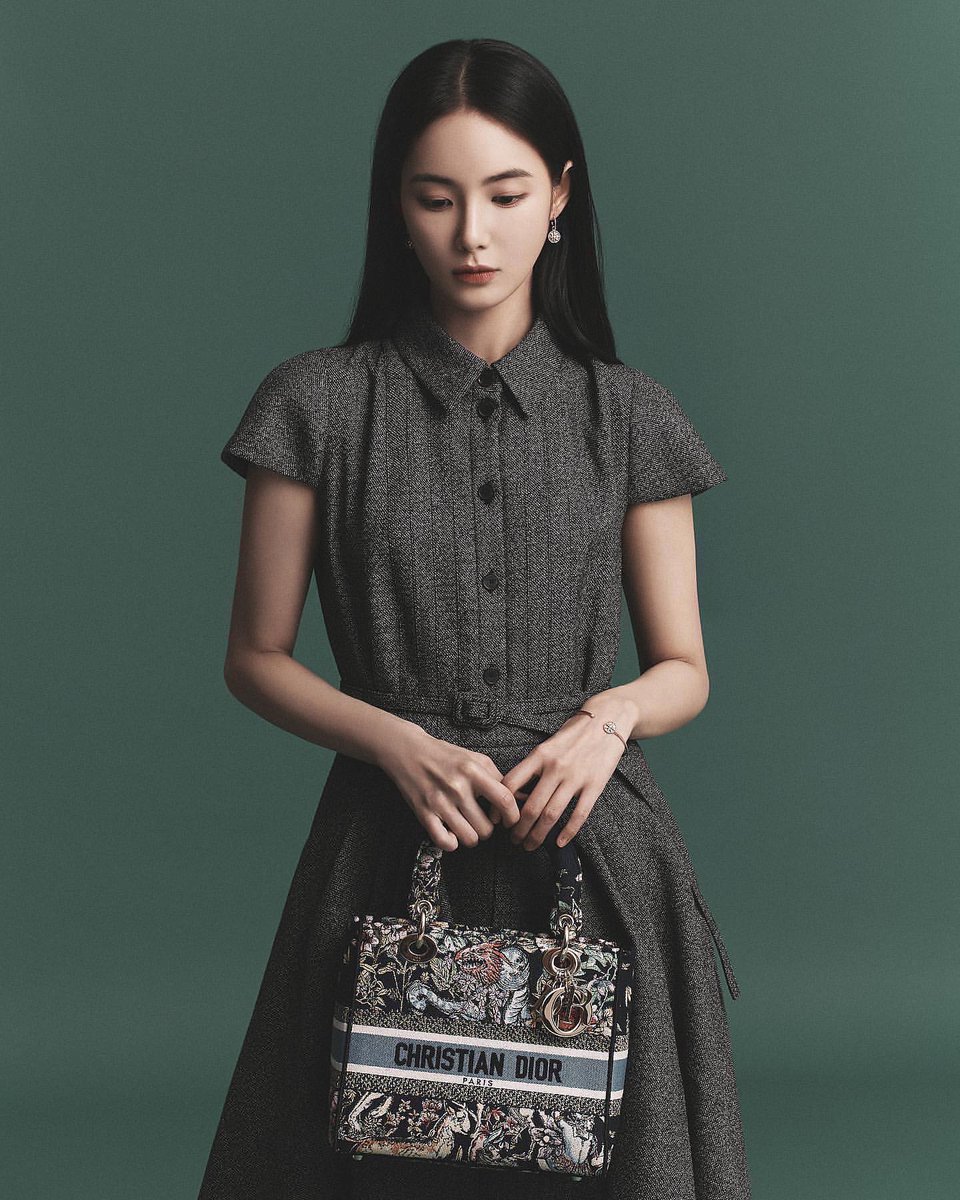hongsuzu's tweet photo. Officially rocking the DIOR 2023 Collection. https://t.co/nhoJdgeMEI