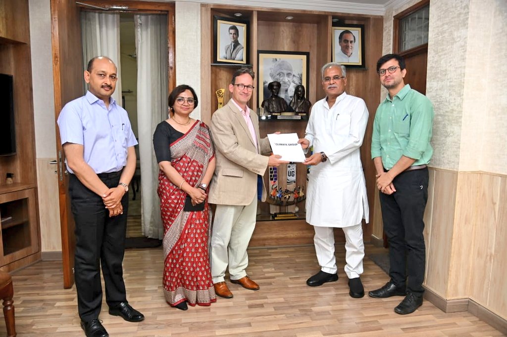 मुख्यमंत्री श्री <a href="/bhupeshbaghel/">Bhupesh Baghel</a> से आज यहां उनके निवास कार्यालय में <a href="/ClimateGroup/">Climate Group</a> के प्रतिनिधिमंडल ने सौजन्य मुलाकात कर, उन्हें न्यूयॉर्क में 19 से 22 सितंबर तक आयोजित होने वाले क्लाइमेट वीक एनवाईसी कार्यक्रम में छत्तीसगढ़ की ओर से शामिल होने का आमंत्रण दिया।