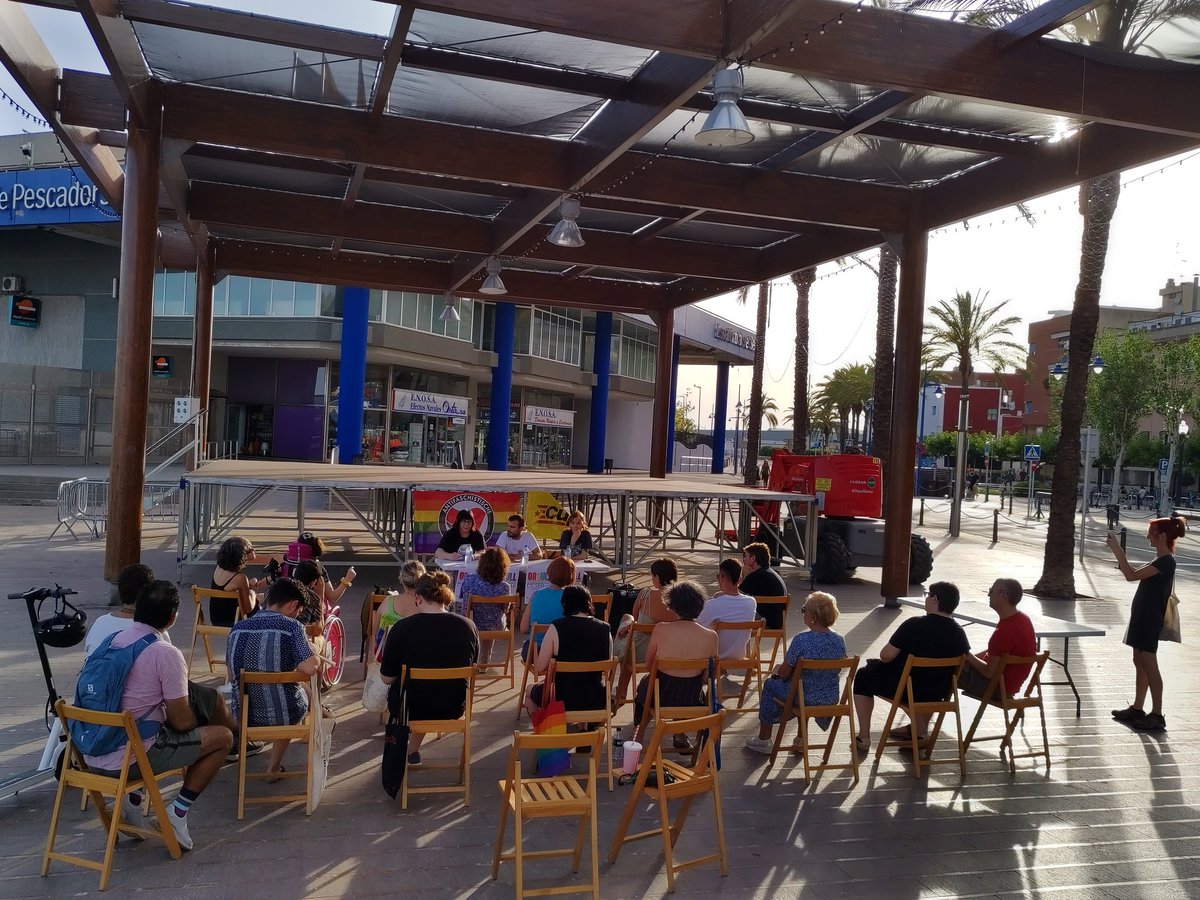 CUPTarragona's tweet photo. Des de l'OCH i la resta de col·lectius s'anima a denunciar i registrar totes les agressions GSD-fòbiques, ja sigui mitjançant la web de l'@OCL_H com a través d'instàncies a les oficines municipals per fer palesa la realitat i alertar i pressionar la institució. https://t.co/J3o7tMrJIX