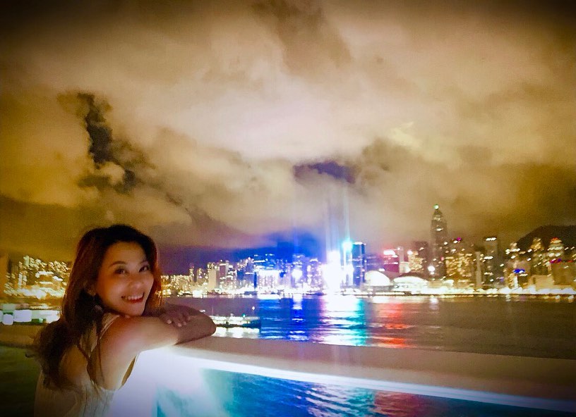 夏天就喜欢这种凉爽的感觉，想扶着栏杆看着风景被哥哥操，不知道哥哥敢不敢，私信坐标我们去试试