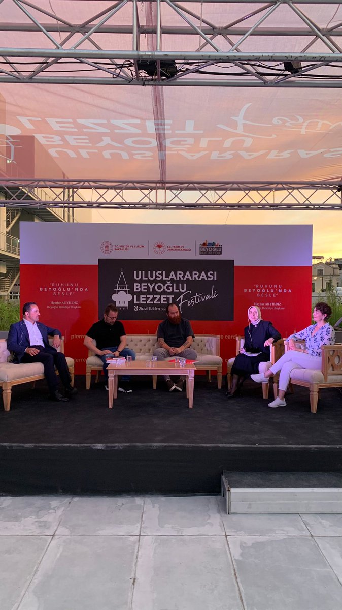 BeyogluLezzet's tweet photo. Birbirinden değerli konuklarımızla, konuyu işin uzmanlarından dinlediğimiz “Tokat Lezzetleri” söyleşimiz devam ediyor!
#UluslararasıBeyoğluLezzetFestivali 

@haydaraliyildiz 
@BeyogluBld https://t.co/CX96mHhKdt