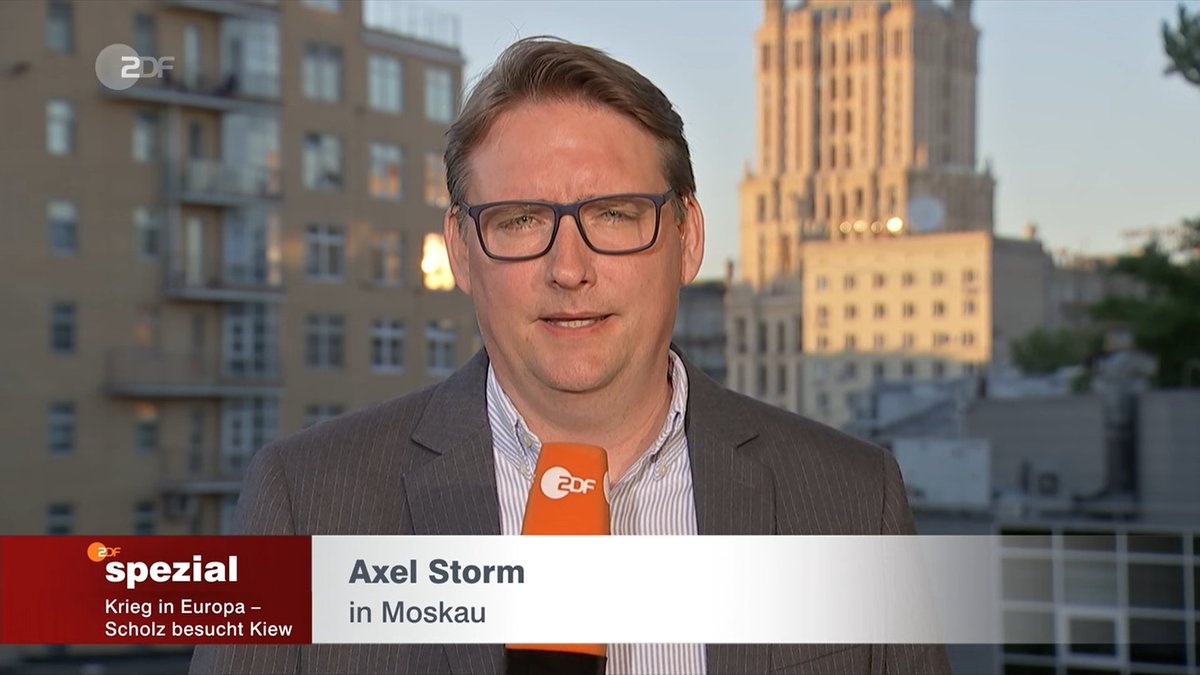LouisGerber8's tweet photo. Am Schluss des #ZDF spezial zur #Ukraine-Reise von #Scholz #Macron #Draghi #Iohannis sagt #AxelStorm aus #Moskau noch, womit sich #Putin heute beschäftigt hat: Mit der #russischen #Automobilindustrie , die um 85% eingebrochen sei. https://t.co/x3XsiqIibx
