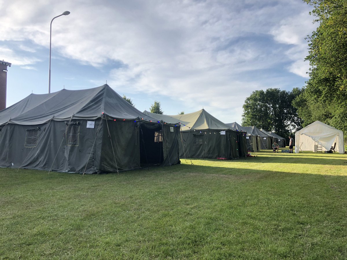 Nog 1 nachtje slapen…. De laatste hand wordt gelegd aan het tentenkamp! #jeugdweekend