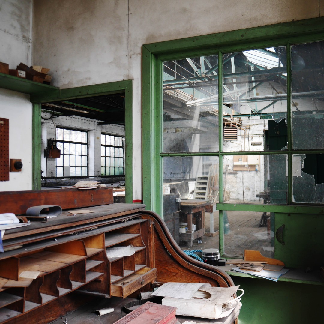 sunnybankmills's tweet photo. Have you ever been to an Old Woollen event and wondered what's above your head?
Well here's a glimpse of the Head Engineer's office, trapped in time with all the original furniture and paperwork.
#SunnyBankMills #Farsley #Leeds #MillLife #HiddenSpaces #AbandonedSpaces https://t.co/G6Owg6qWMY