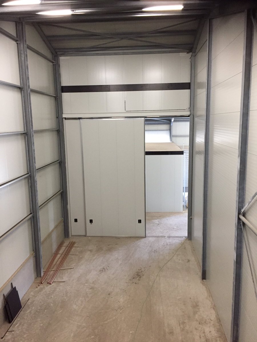 JosC0m's tweet photo. Bij kistenbewaring Abbenbroek vooropname gedaan met aannemer. Mooi kort lijstje door goede communicatie tijdens bouw. Nu mech. koeling en zuigkleden er nog in. Bouwbegeleiding @DLVadvies https://t.co/QqmAe0pgXV