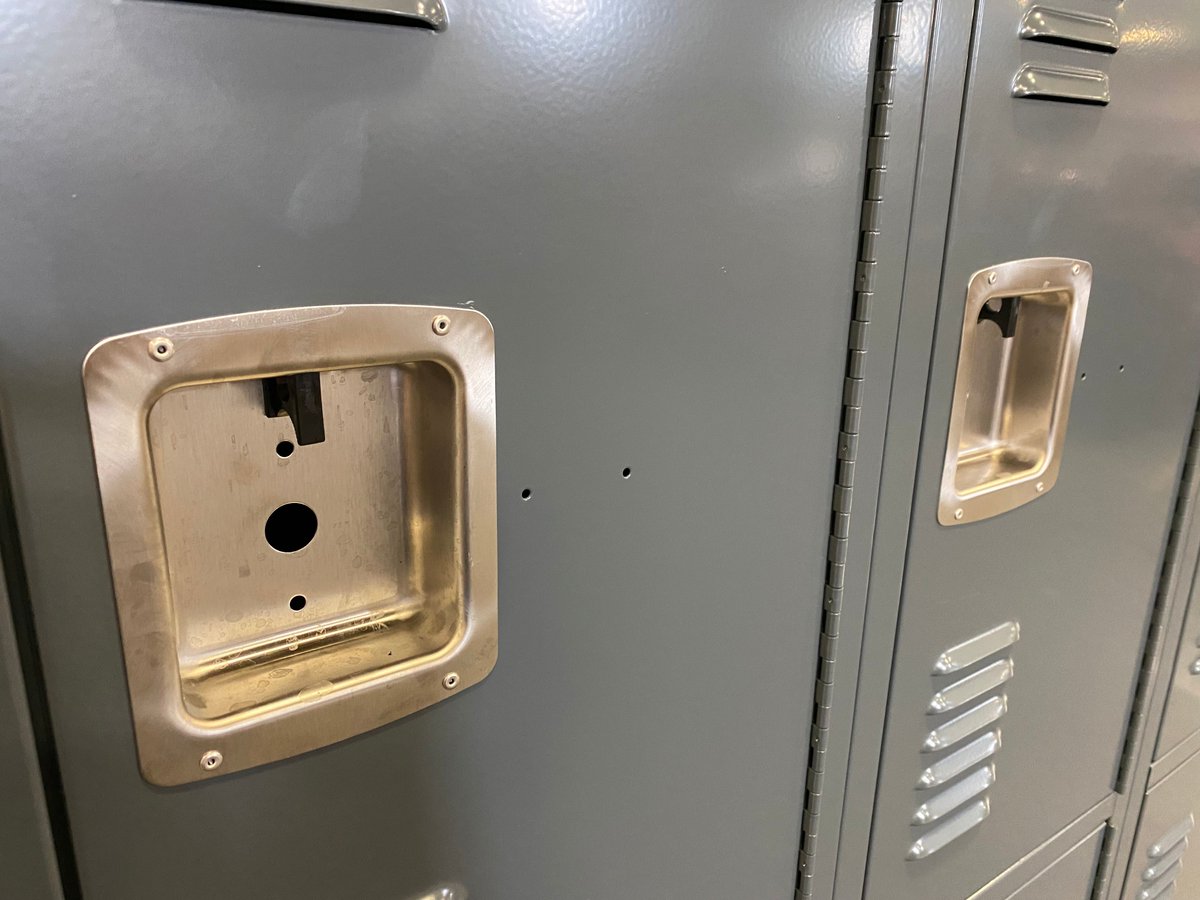 DebourghMfg's tweet photo. Fall Creek Junior High School in Fishers, IN.
#LeeCompany #RebelAthletic #Rebel #Lockers #DeBourgh #SentryTwoLatch #LouveredVentilation #PainoHinge #SlopeTop #ClosedBase #StormGray #FullyWelded https://t.co/ieBkiVxfT1