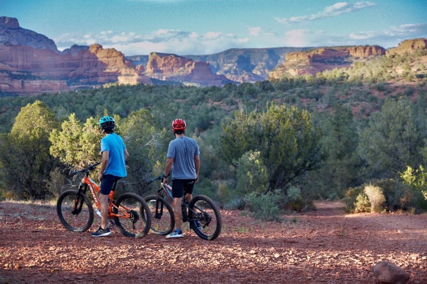 SedonaAZ's tweet photo. Visit the Trail House @EnchantmentAZ for a full menu of red rock hiking and biking experiences. 🚵‍♀️

Reserve your stay now at: https://t.co/MmYNKoWUaI

#EnchantmentResort #takemethere #bikeaz #sedonamtb #mtblife #forbestravelguide #partnersubmission https://t.co/sgwZRXKPtJ