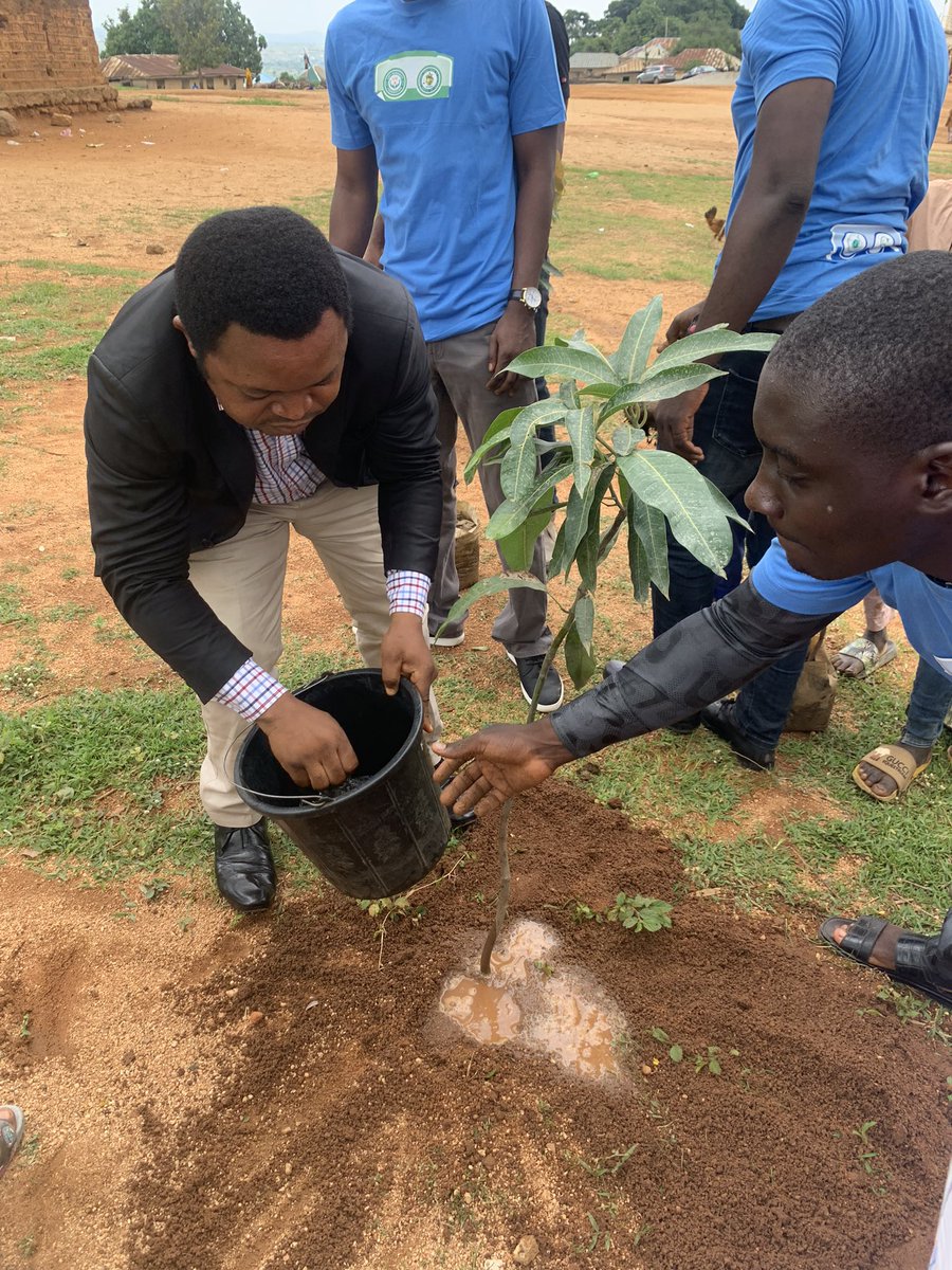 emmanuel_obinn's tweet photo. Symbolic tree planting session at Gurku community Nasarawa state.
#ClimateActionNow
#ClimateActNG
@lifthumanity1 @PACJA1 @ecocykle @FMEnvng @gifsep4climate @MohdHAbdullahi @PiusOko https://t.co/JjXSBZe8ER