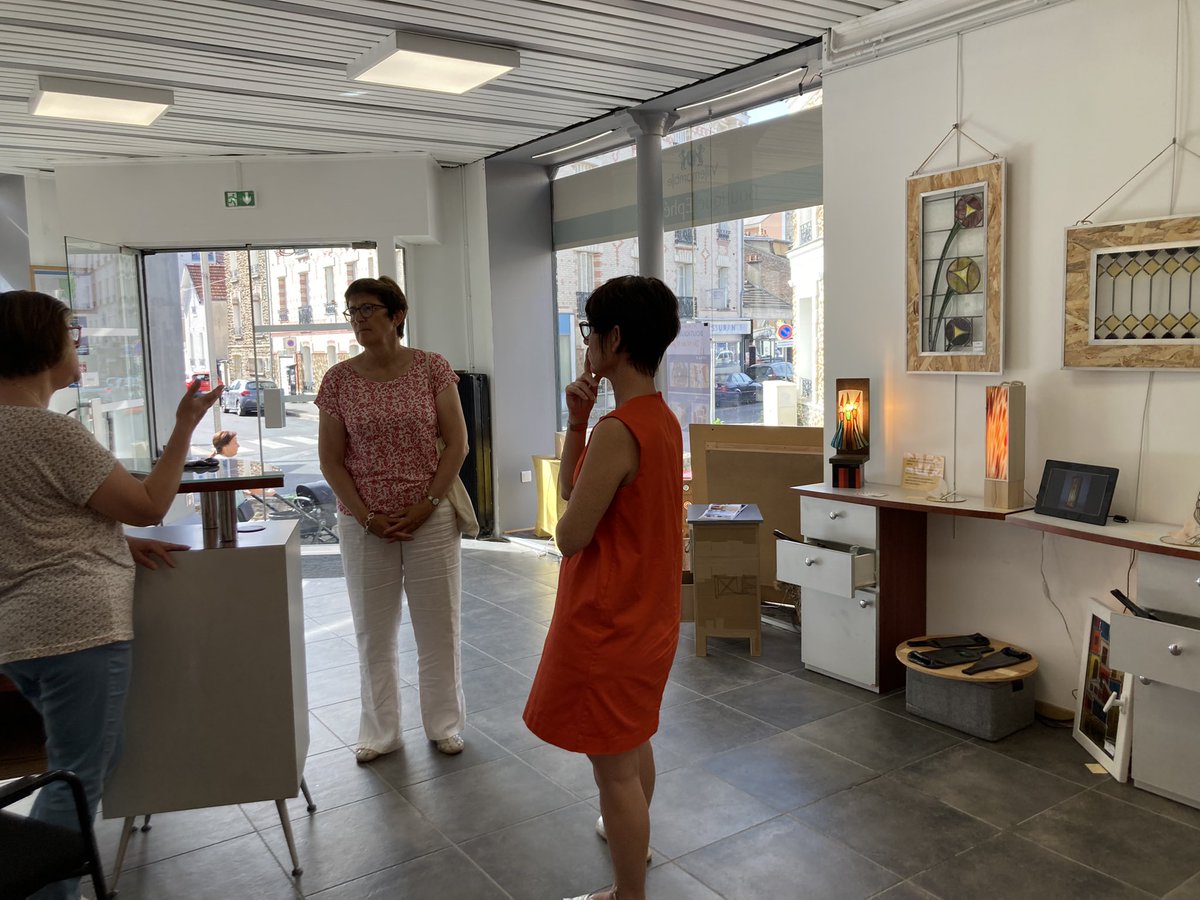 SylvieCharriere's tweet photo. Aux côtés des commerçants de la #circo9308 : coiffeurs, artisans, cavistes … tous ces chefs d’entreprise seront les premières victimes du programme économique catastrophique de la #NUPES !

Protégeons nos commerçants en allant voter dimanche 🗳 #legislatives2022
#SeineSaintDenis https://t.co/3GFG6RztRw