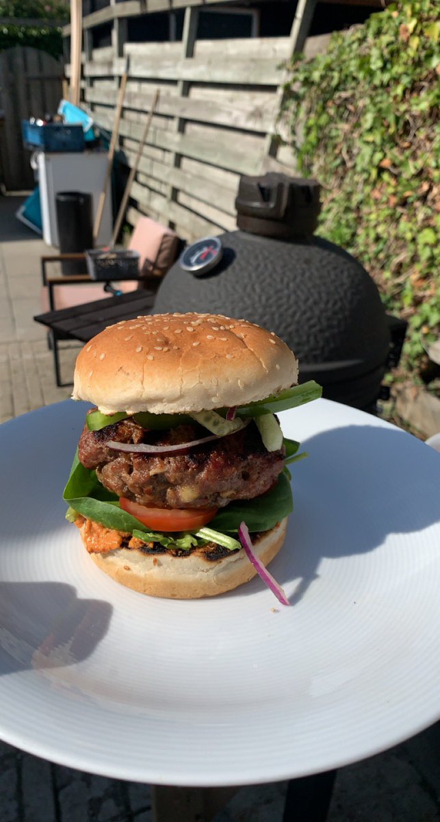 sterreber's tweet photo. Mediterraanse lamsburger naar recept van @smokey_goodness https://t.co/m8b2bcp0uM