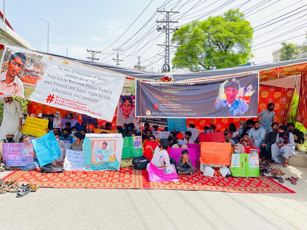 Mananbaloch28's tweet photo. Token hunger strike camp is continued in front of ARID agriculture university Rawalpindi for the safe recovery of Feroz Baloch.

#SaveBalochStudents 
#StopHarassingBalochStudents 
#ReleaseFerozBaloch https://t.co/Ebbrjoa7YU