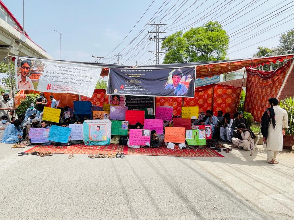 Mananbaloch28's tweet photo. Token hunger strike camp is continued in front of ARID agriculture university Rawalpindi for the safe recovery of Feroz Baloch.

#SaveBalochStudents 
#StopHarassingBalochStudents 
#ReleaseFerozBaloch https://t.co/Ebbrjoa7YU