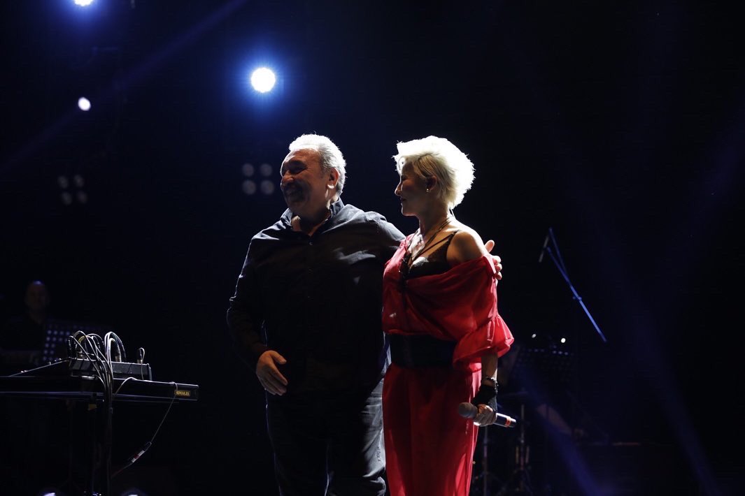 BeyogluLezzet's tweet photo. Festivalin ilk gününden, akıllara kazınan Ümit Besen ve Pamela performansı…

🗓15.06.2022

#UluslararasıBeyoğluLezzetFestivali 

@BeyogluBld
@BeyogluLezzet 
@haydaraliyildiz https://t.co/ifcnVobyUS