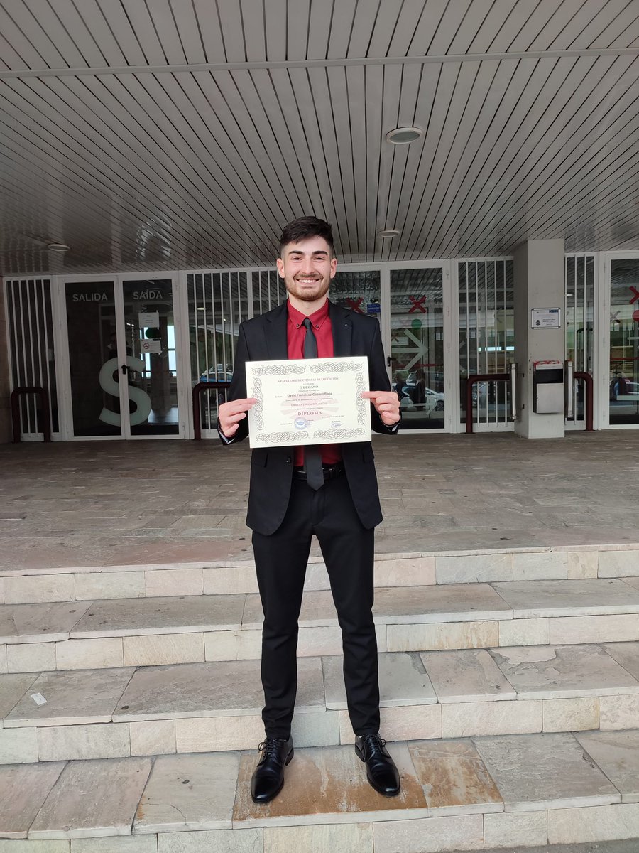 DaGabarri's tweet photo. 👨🏻‍🎓🧾🍾 https://t.co/6lkxuhouBJ
