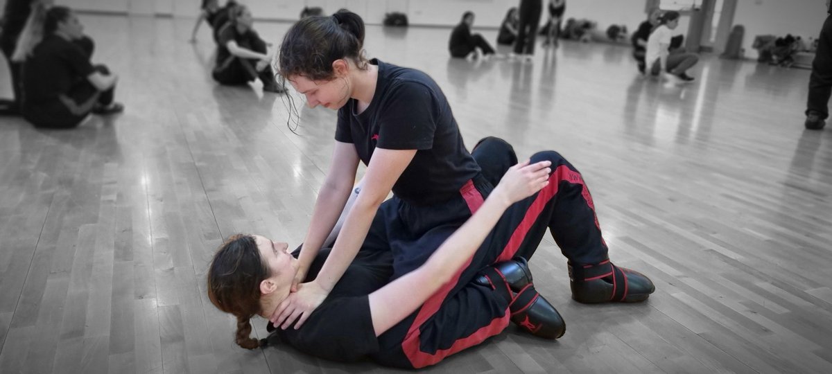 Can you imagine being is a situation like the one in the picture? Would you know what to do in this scenario?
Full post: tinyurl.com/3pwmtkrs

kbfitness.co.uk | info@kbfitness.co.uk | 07881 957977

#selfdefense #selfdefence #wellbeing #feelgood #feelsafe #feelconfident