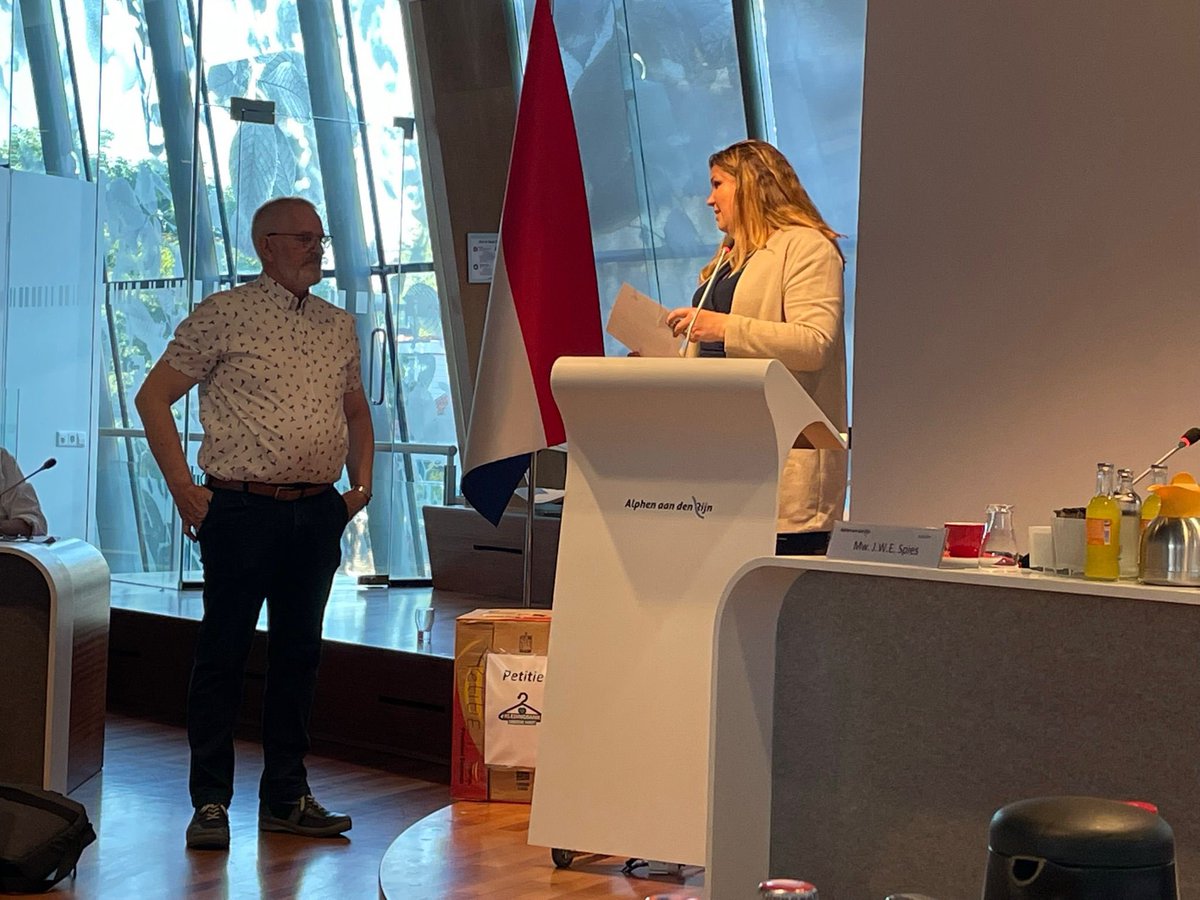 Wethouder <a href="/AnoukNoorder/">Anouk Noordermeer VVD</a> neemt Petitie van de Kledingbank in ontvangst namens het college