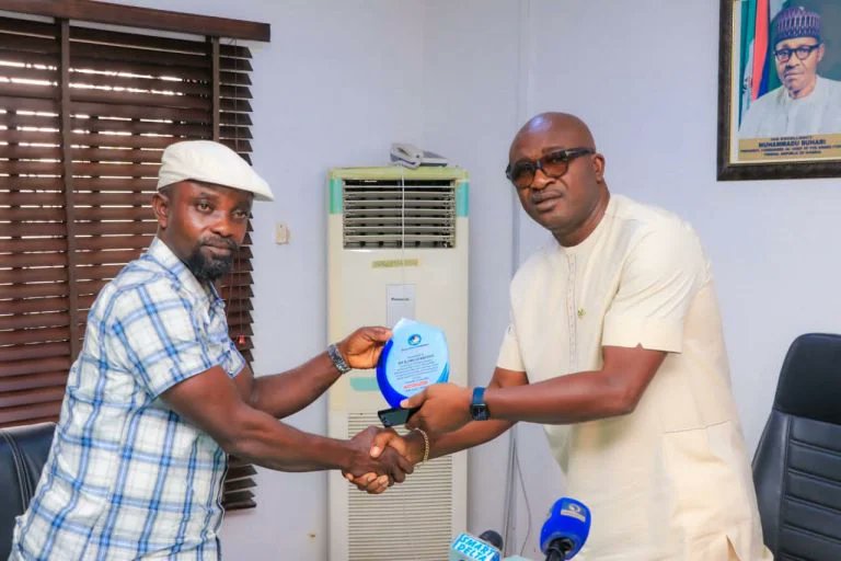 Naija_PR's tweet photo. Delta has honoured and gifted tanker driver N2million for averting disaster https://t.co/CKBz6ug2Zd