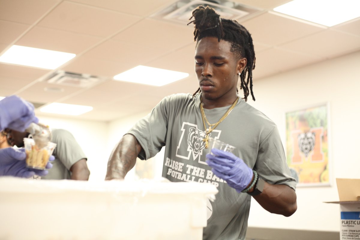 MercerFootball's tweet photo. As part of our Mercer Football Service initiative, our guys had the opportunity to serve our dining services today.

#RaiseTheBar | #RoarTogether https://t.co/yOkbEWqYJe