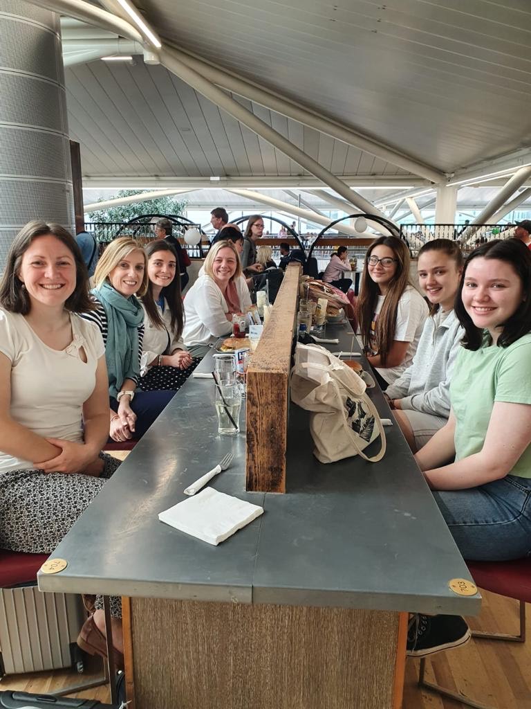 Hyfryd gweld Mrs Vaughan, Mrs Cole a'r merched <a href="/chwechedBT/">Chweched Bryn Tawe</a> yn mwynhau'r prosiect <a href="/Erasmus_Project/">Erasmus+ Projects</a> <a href="/int_links/">International Links</a> yn Castellón! Cyfle gwych i ddysgu am greadigrwydd a dwyieithrwydd! #balchBT #teuluBT