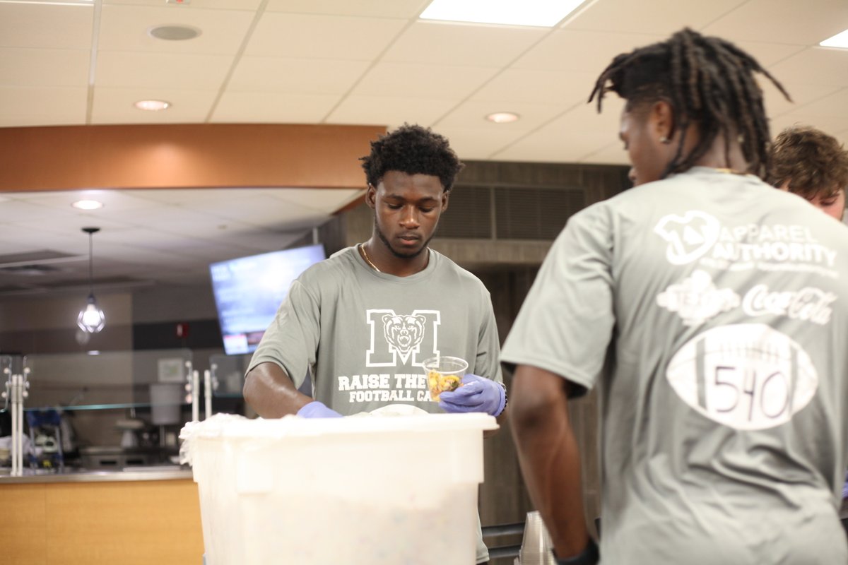 MercerFootball's tweet photo. As part of our Mercer Football Service initiative, our guys had the opportunity to serve our dining services today.

#RaiseTheBar | #RoarTogether https://t.co/yOkbEWqYJe